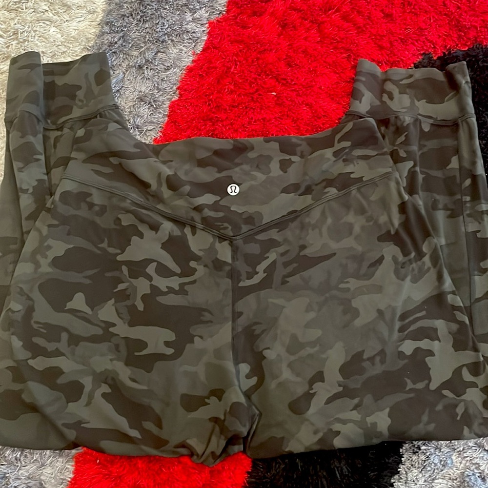 Lululemon align HR joggers size 10 camo crops super cute.inseam 24’
